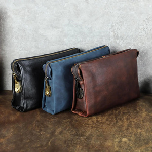 Bolso de mano de cuero de alta calidad con múltiples ranuras para tarjetas y cierre de cremallera premium para uso diario a un precio asequible. - Product Image 3