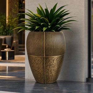 Vase de table en aluminium de style nordique contemporain, fait main avec un design texturé, écologique, résistant à l'eau, pour la décoration moderne de la maison - Product Image 2