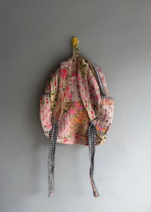 Mochila acolchada floral con correas de hombro a rayas para mujer, uso diario informal, regalo para ella - Product Image 1