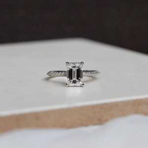 Magnifique bague solitaire en moissanite 2 carats taille émeraude pour femme, en argent 925 original, cadeau de promesse « Tu et moi » pour les amoureux - Product Image 1