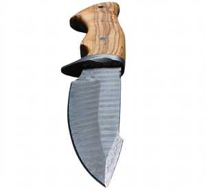 Cuchillo utilitario de exterior hecho a mano con acero de Damasco, mango de madera de olivo y funda de cuero. - Product Image 5