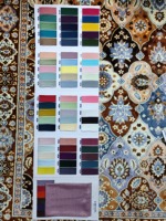 Tela de seda elegante con estampado de monedas doradas, 44 pulgadas de ancho, mezcla de seda satinada brillante y suave con trabajo de zari para proveedor de sarees, lehengas, vestidos y kurtis.