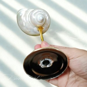 Verre à vin en coquillage marin et métal de la plus haute qualité, conçu pour les occasions décontractées et formelles. - Product Image 4