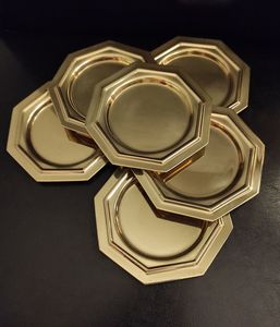 Posavasos Metálicos de Estilo Antiguo con Construcción Duradera para Decoración Vintage del Hogar y Protección de Mesas - Product Image 1