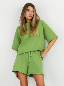 Ensemble de survêtement deux pièces de haute qualité pour femme : haut court renforcé et short à taille ajustable avec cordon de serrage - Product Image 3