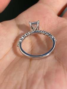 Anillo de Compromiso con Diamante Cultivado en Laboratorio de Corte Radiante de 3 Quilates, Certificado IGI, Moderno - Product Image 5