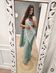 Sari en satin de soie vert menthe de luxe avec broderie florale blanche riche, idéal pour les fêtes d'hiver et les mariages, séchage rapide pour femme - Product Image 2