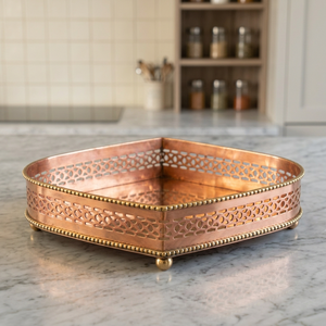Plateau décoratif irrégulier en cuivre avec motif géométrique, style bohème, artisanat métallique, design sur pied, service décoratif moderne - Product Image 6