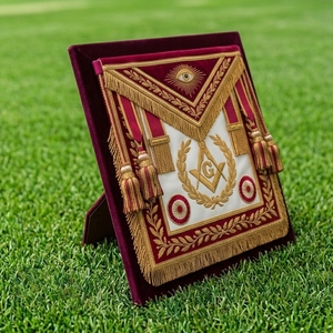 Insignia Masónica Personalizada de Cuero Marrón de Lujo con Flecos Dorados y Cuello Bordado - Product Image 3