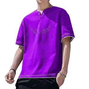 Camiseta de Manga Corta para Hombre con Logotipo de Ala en Relieve, Cuello en V, Corte Regular, Color Sólido, Algodón Jersey - Product Image 4