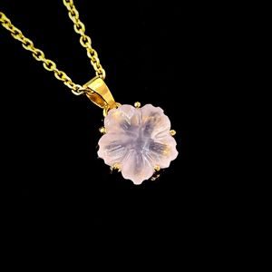 Pendentif en forme de fleur de quartz rose naturel, collier en pierre précieuse sculptée pour femmes, cadeau d'anniversaire, bijoux à la mode, vente en gros - Product Image 1