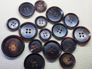 Boutons de manteau en corne de buffle à 4 trous, faits à la main, modernes, écologiques, durables et écoresponsables, vente en gros, personnalisables - Product Image 5