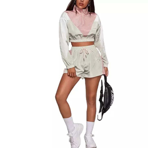 Conjunto deportivo de 2 piezas para mujer con bloques de color, top corto tipo cortavientos con pantalones cortos con cordón, manga larga y cuello, para primavera/verano. - Product Image 1