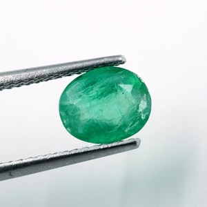 พลอยมรกต HAYAAT GEMS 1 กะรัต สีเขียว รูปไข่ ขนาด 7x6x4 มม.  มีสีเล่น/สีเปลวไฟ สำหรับทำเครื่องประดับ - Product Image 2