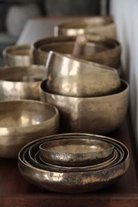 Ensemble de bols chantants OM en laiton pur, fabriqués à la main, avec marteau de méditation pour la guérison des chakras, les rituels bouddhistes et le yoga - Product Image 4