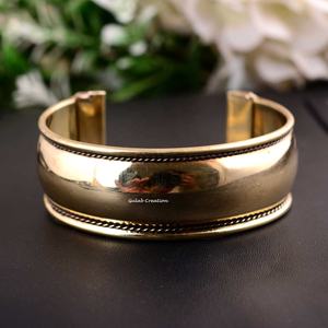 Brazalete abierto de latón puro, brazalete pulido ajustable hecho a mano para hombres y mujeres, joyería de moda minimalista y atemporal - Product Image 2