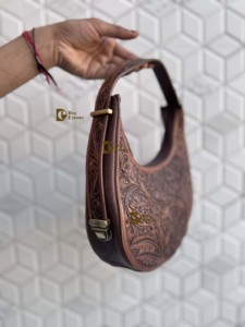 Nuevo Bolso de Hombro Estilo Bohemio Gitano de Cuero Tallado a Mano por Diseñador 2026, Bandolera Artesanal de Estilo Western - Product Image 2