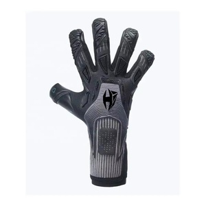 Guantes de portero de fútbol de punto negro de diseño personalizado con látex alemán en relieve, correa elástica alemana de 4 mm, corte híbrido - Product Image 2