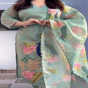 Hermoso conjunto de Kurti-Pantalón de algodón Lilan con estampado digital de pavo real y loto, y trabajo artesanal y Kantha, con dupatta estampada. Moda femenina. - Product Image 1