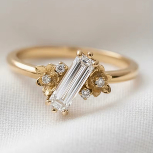 แหวนมอสซาไนต์ทรงบาแกตต์ 0.51 กะรัต ดีไซน์ดอกไม้ ตัวเรือนเงินแท้ 925 ชุบทอง ประดับดอกไม้สไตล์คลาสสิก ของขวัญเครื่องประดับสุดหรู - Product Image 1