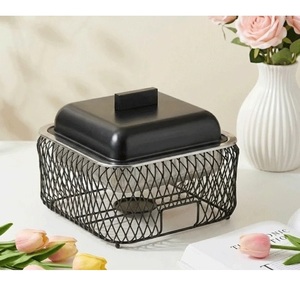 Casserole carrée en acier inoxydable avec support en treillis métallique noir et couvercle noir mat - Product Image 1
