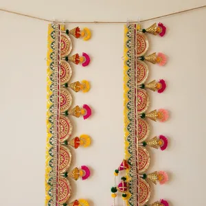 Toran Bandhanwar décoratif traditionnel fait main avec pompons pour les fêtes, les mariages et la décoration d'entrée de maison - Product Image 2