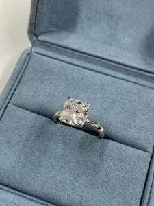 Bague de fiançailles élégante en or blanc 14 carats avec diamant solitaire de laboratoire de 2 carats, taille coussin, couleur E, pureté VVS2, certifié IGI, pour femme - Product Image 2