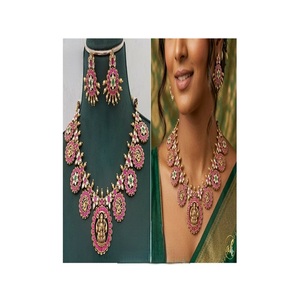 Elegante Juego de Collar y Aretes Jadau de Latón Chapado en Oro de Calidad Superior para Bodas, Compromisos, Aniversarios, Fiestas y Regalos - Product Image 1