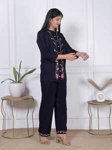 Ensemble coordonné haut de gamme pour femme, bleu marine, broderie florale, haut boutonné avec pantalon assorti, tenue décontractée ethnique pour tous les jours - Product Image 2