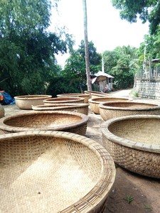 เรือเวียดนามแบบ Coracle ขนาด 2 เมตร ทำจากไม้ไผ่ถักเคลือบไฟเบอร์กลาส สำหรับตกปลาและขนส่ง พร้อมม้านั่งและไม้พาย - Product Image 3