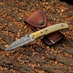 Couteau pliant artisanal en acier Damas de qualité industrielle avec manche en os et étui en cuir pour le camping en plein air - Product Image 3