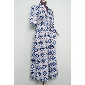 Robe midi pour femme, moderne, élégante, écologique, 100% coton, imprimé floral, silhouette en A, col en V, manches courtes - Product Image 3