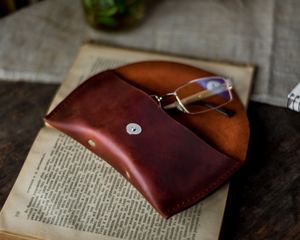 Étui à lunettes en cuir de créateur, protection pour lunettes de soleil en cuir véritable, article cadeau d'entreprise de luxe LGC-0044 - Product Image 1