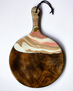 Tabla de cortar de madera y resina hecha a medida con un diseño de mango elegante, de alta calidad a precio económico. - Product Image 5