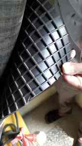 Tapis industriel en caoutchouc roulé avec surface texturée en grille isolée sur fond blanc pour la protection de la sécurité au sol - Product Image 2