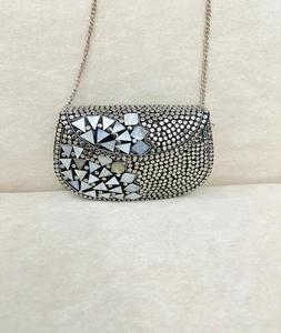 Bolso de Mano Metálico Antiguo con Diseño de Mosaico Geométrico, Correa de Cadena con Acabado Plateado - Product Image 1