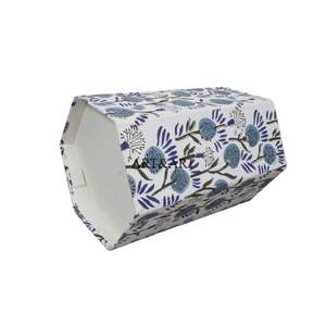 Méthodes créatives pour réutiliser les boîtes en carton pour la fabrication de poubelles avec des motifs floraux faits à la main et du tissu en coton. - Product Image 5
