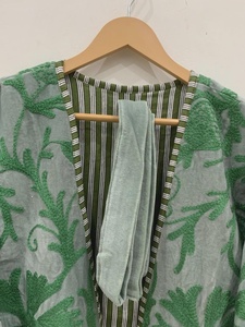 เสื้อคลุมกิโมโนสีเขียวเซจปักลายซูซานีด้วยมือ พร้อมลายปักดอกไม้ งานฝีมือแท้ๆ ทำจากผ้าฝ้ายเย็บติดกัน - Product Image 5