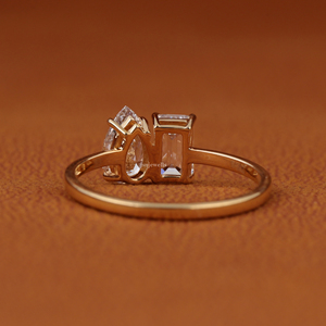 Anillo de Dos Piedras de Oro Sólido de 14k con Diamante Cultivado en Laboratorio de 1.0 Quilates, Corte Esmeralda y Corte Pera, D VS1, Joyería Personalizada - Product Image 4