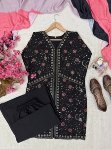Costume de fête pakistanais noir élégant de qualité supérieure avec kurta brodée, pantalon palazzo et dupatta de créateur à vendre - Product Image 6