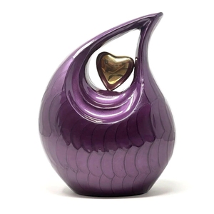 Urna Funeraria de Lujo para Adultos, Forma de Lágrima, Acabado Metálico Morado Ondulado, con Corazón Dorado Metálico Central, en Oferta - Product Image 1