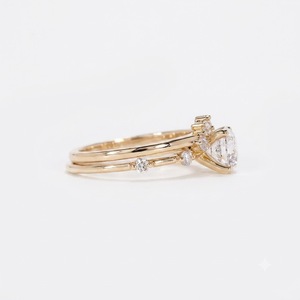 Bague de fiançailles en or jaune 18 carats certifié avec diamant de laboratoire rond de 1,13 carat couleur E clarté VS1, et alliance de mariage empilable en grappe - Product Image 4