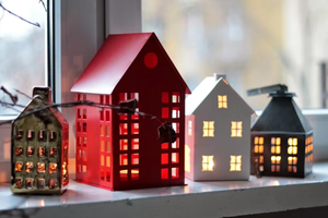 Lanternes en métal en forme de maison avec fenêtres découpées, décoration traditionnelle de Noël, artisanat, lumières de fête - Product Image 3