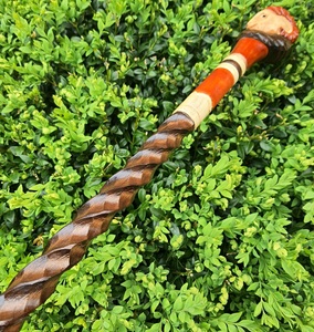 Canne de marche en bois écologique faite à la main avec tête de bélier sculptée - Design rustique pour cadeau de retraite et utilisation en extérieur - Product Image 3