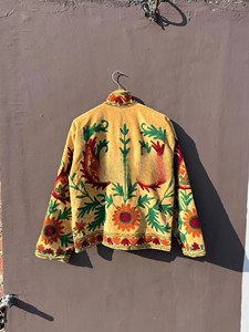 เสื้อแจ็คเก็ตกำมะหยี่ปักลายสีเหลืองพรีเมียมสำหรับผู้หญิง เสื้อคลุมแขนยาวสไตล์ดั้งเดิมของชาวราชสถานสำหรับฤดูหนาว ทำด้วยมือ - Product Image 2