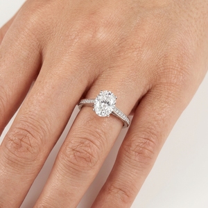 Bague de fiançailles solitaire en platine PT950 pour femme avec diamant ovale et diamants latéraux, style classique - Product Image 4