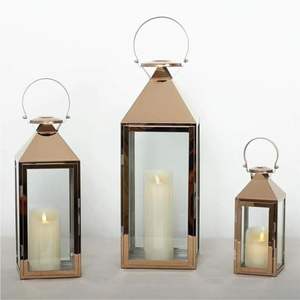 Ensemble de lanternes rustiques en métal et verre avec base en bois, porte-bougie décoratif suspendu pour extérieur, idéal pour centre de table de mariage et de fête, vente en gros - Product Image 4