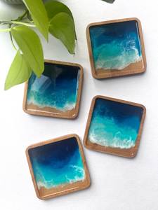 Juego de posavasos de madera y resina de alta calidad con diseño artístico hecho a mano para uso decorativo y funcional. - Product Image 1