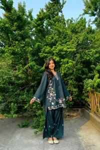 ชุดส่าหรีปักลายดอกไม้สีน้ำเงินสำหรับผู้หญิง ผ้าเครปฝรั่งเศสเนื้อหนา ความยาวคลุมเท้า ทรงปกติ ป้องกันแสงแดด สไตล์ดั้งเดิม เหมาะสำหรับงานแต่งงาน - Product Image 3