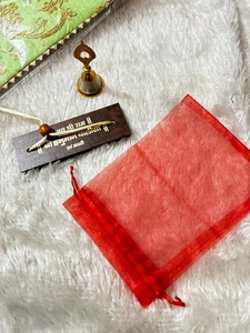 Ensemble cadeau artisanal en bois de Hanuman Chalisa avec cloche sacrée et pochette traditionnelle rouge Potli, souvenir spirituel pour la décoration de Puja - Product Image 2